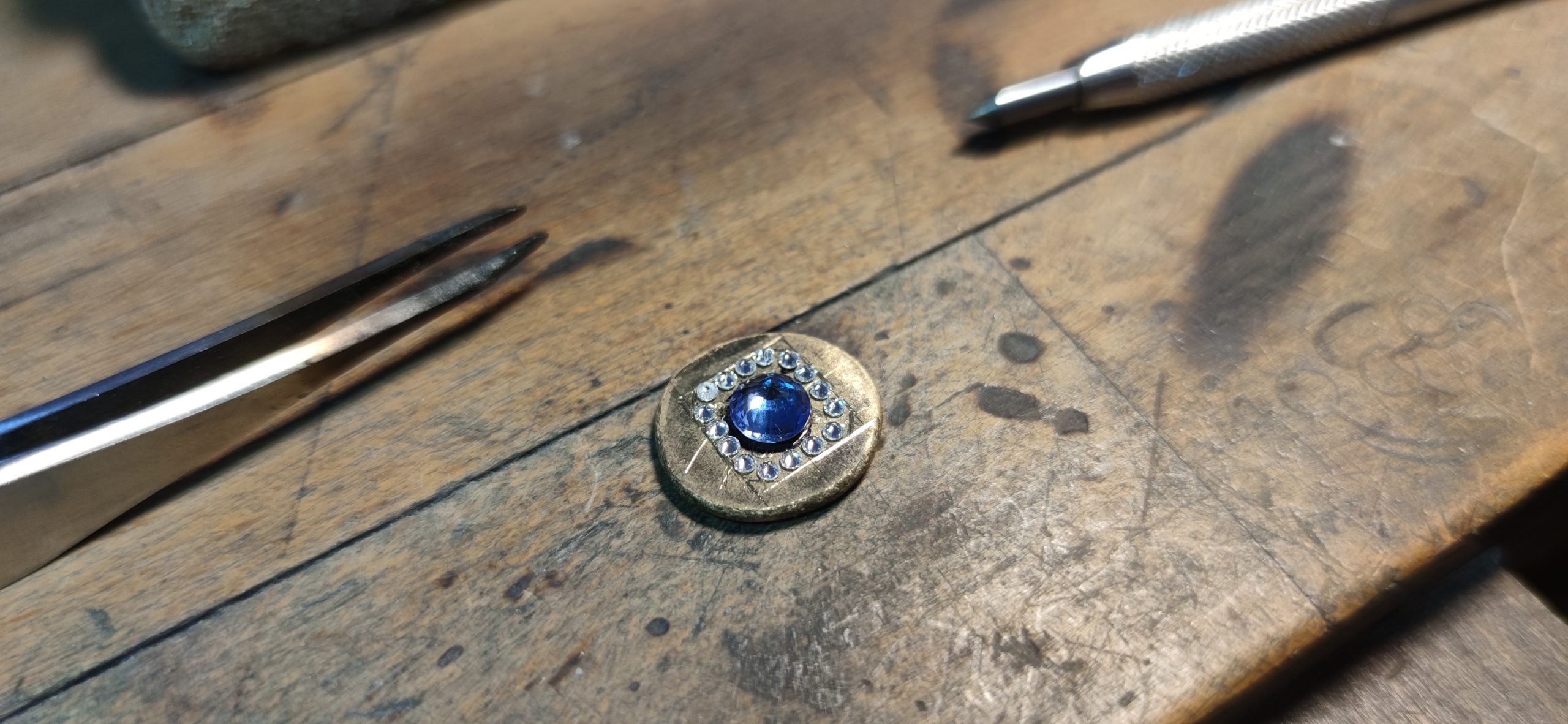 Sertissage artisanal — mise en place des diamants