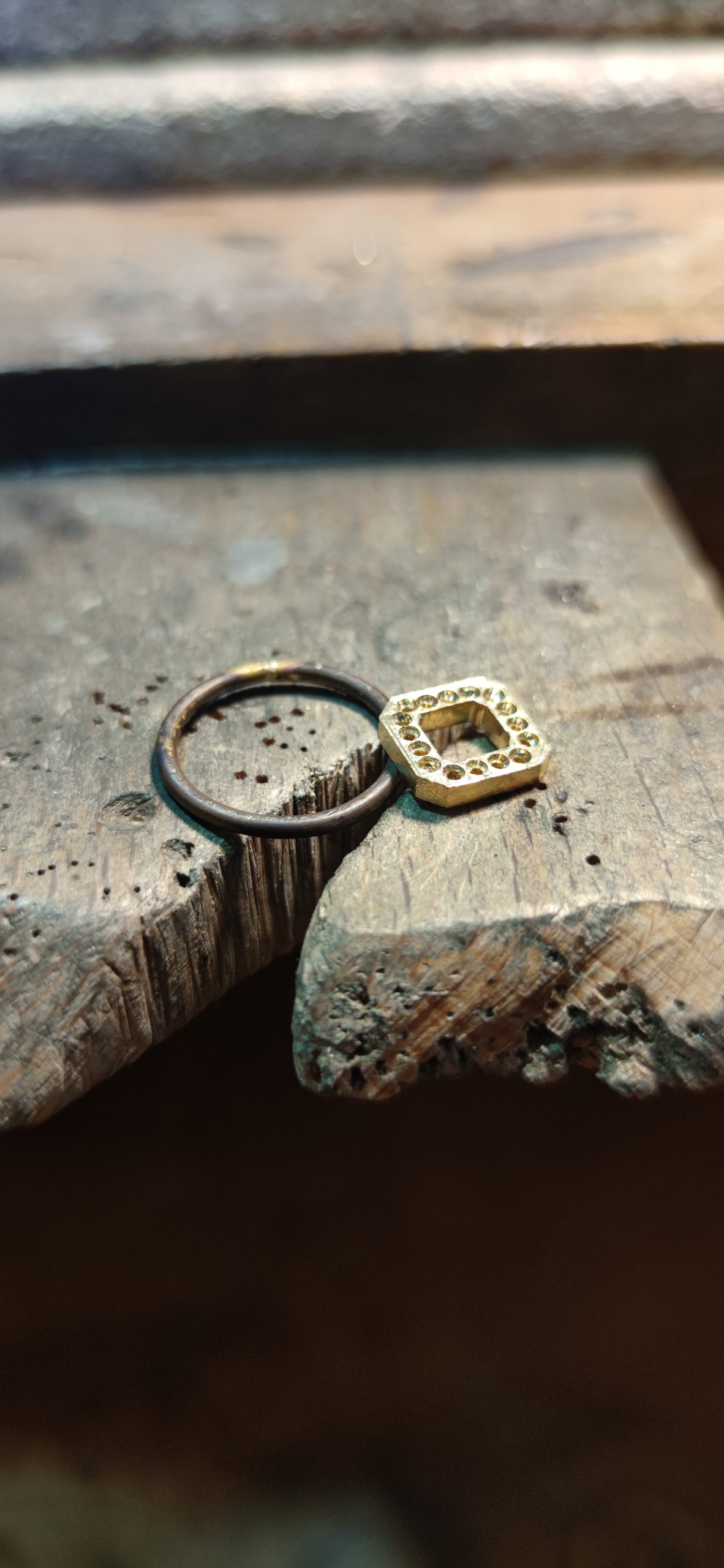 Assemblage des pièces avant sertissage