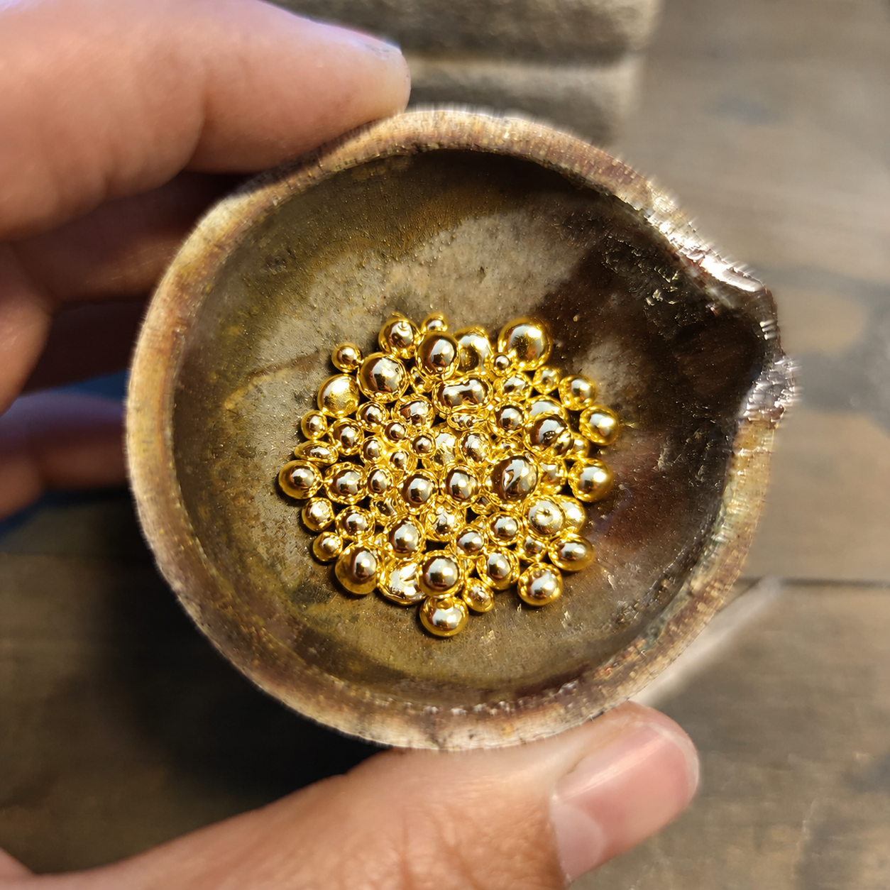 Grenaille d'or 18 carats tenue dans la main avant la fonte