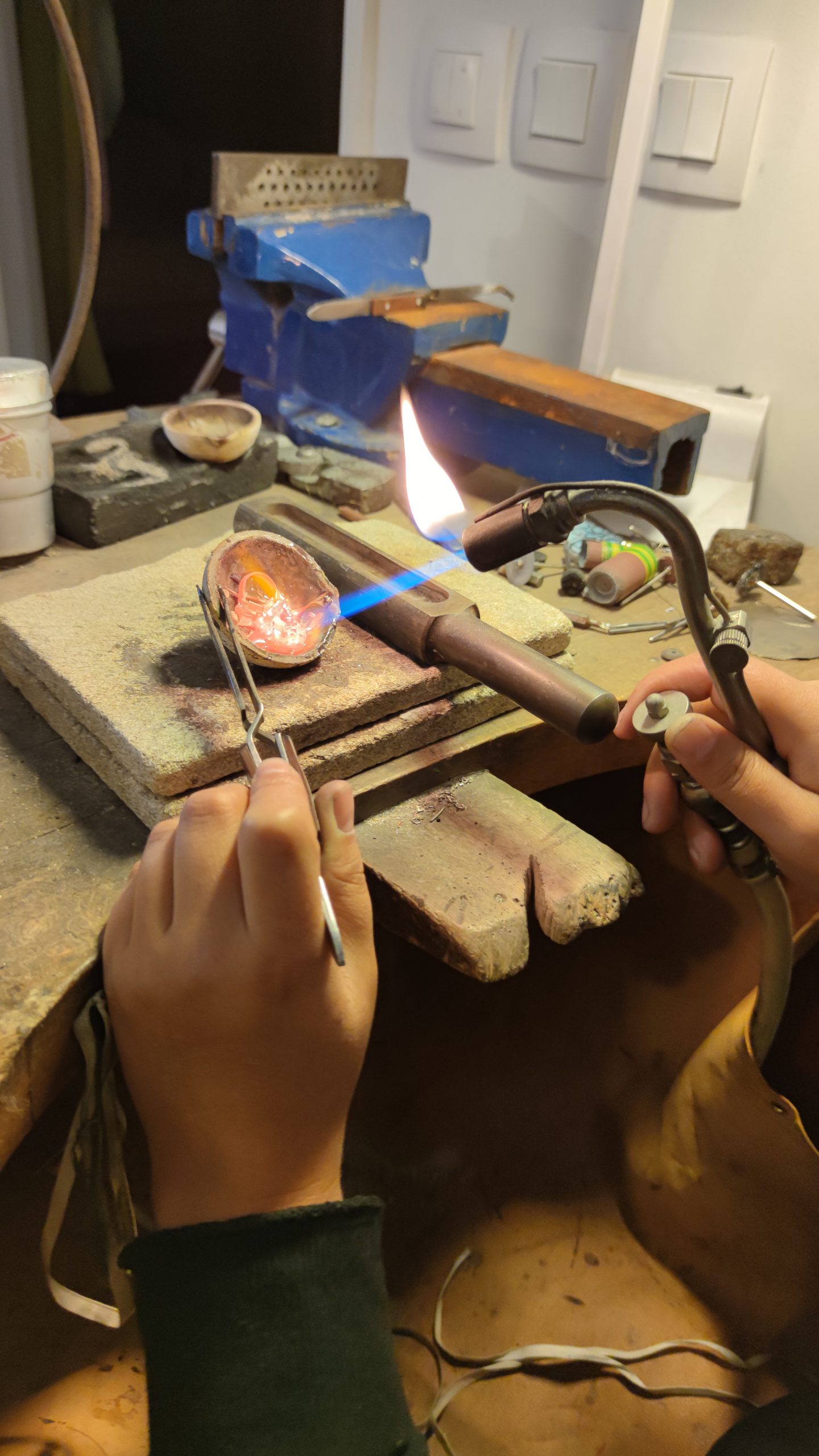 Lingot d'or aux reflets irisés après la coulée